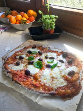 Evde pencere pervazında servis edilen taze ev yapımı pizza.