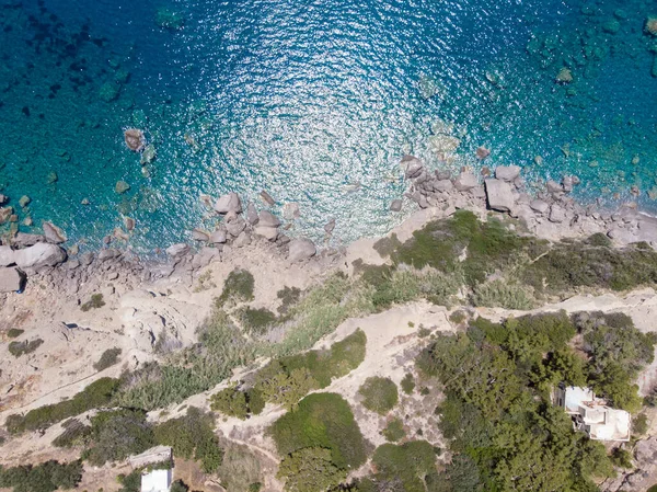 Sahildeki doğal kayalar güneşli bir günde deniz suyuyla