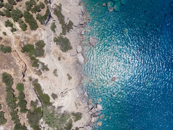 Sahildeki doğal kayalar güneşli bir günde deniz suyuyla