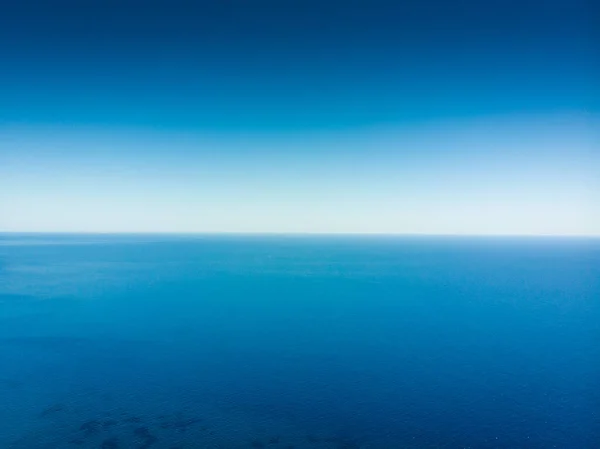 Calmo Azul Água Mar Contra Céu Claro — Fotografia de Stock