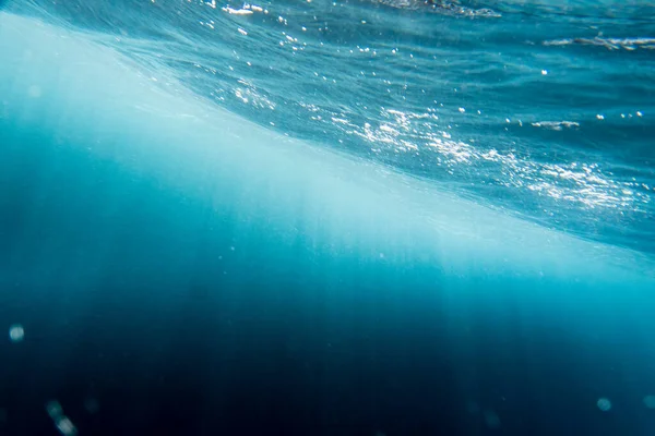 Napsugarak Óceáni Vízben Ragyognak Felszínen — Stock Fotó