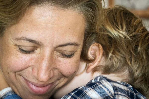 Feliz Hermosa Mujer Abrazando Pequeño Hijo Casa —  Fotos de Stock