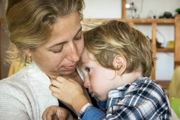 Schöne Frau Tröstet Ihren Kleinen Sohn Hause — Stockfoto