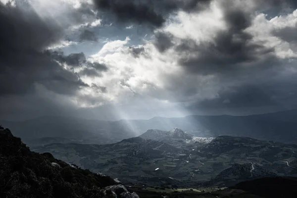 Bellissimo Paesaggio Paesaggistico Con Raggi Sole Sopra Montagna Attraverso Nuvola — Foto Stock