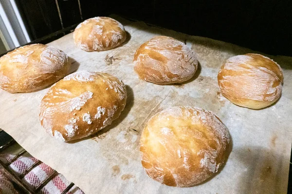 Ev yapımı çörekler tel rafta sergileniyor.