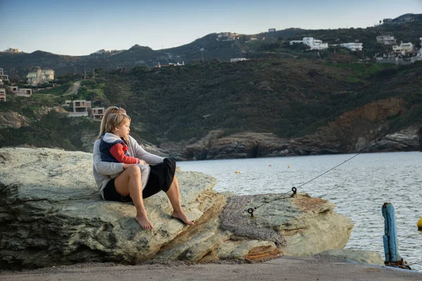 Mor Som Bär Liten Son När Hon Sitter Klippan Stranden — Stockfoto