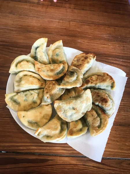 Tahta masada tabakta servis edilen doldurulmuş yiyecekler.