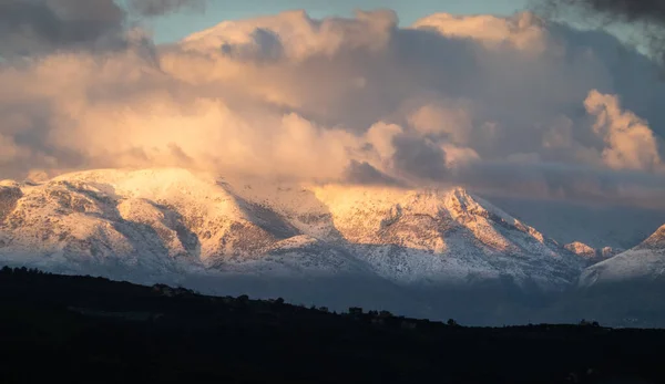 Majestosas Montanhas Cobertas Neve Cobertas Nuvens Brancas — Fotografia de Stock