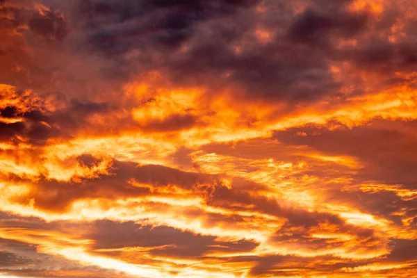 Bella Vista Del Paesaggio Nuvoloso Durante Tramonto Arancione — Foto Stock