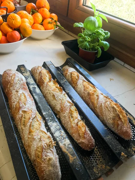 Ekmekler evdeki pencerenin yanındaki tepside.