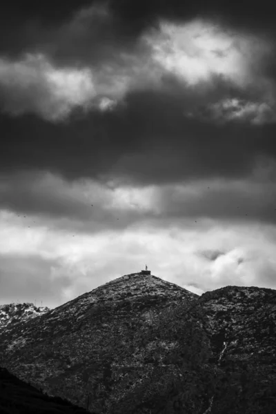 Schöne Aussicht Auf Den Berg Unter Bewölkten Wolken — Stockfoto