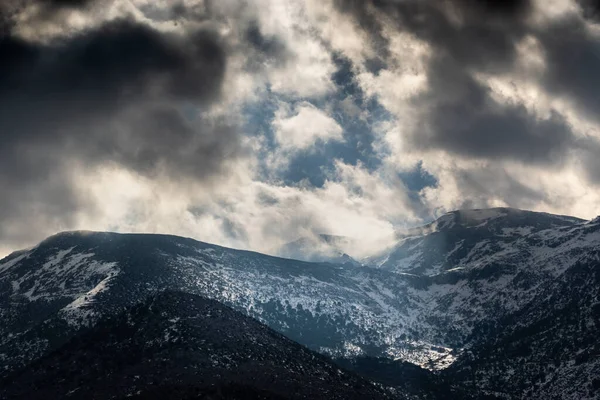 Majestueuze Besneeuwde Bergen Onder Witte Wolken — Stockfoto