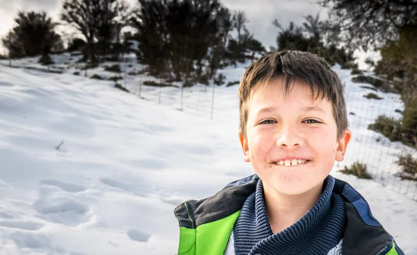 Close Van Kleine Jongen Bijten Lip Terwijl Staan Besneeuwd Veld — Stockfoto