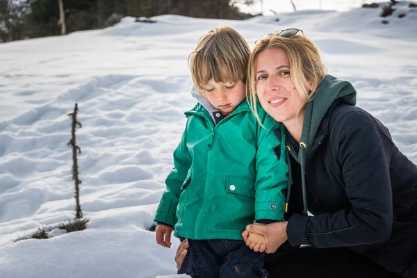 Счастливая Мать Держит Маленького Мальчика Руку Снежном Поле — стоковое фото