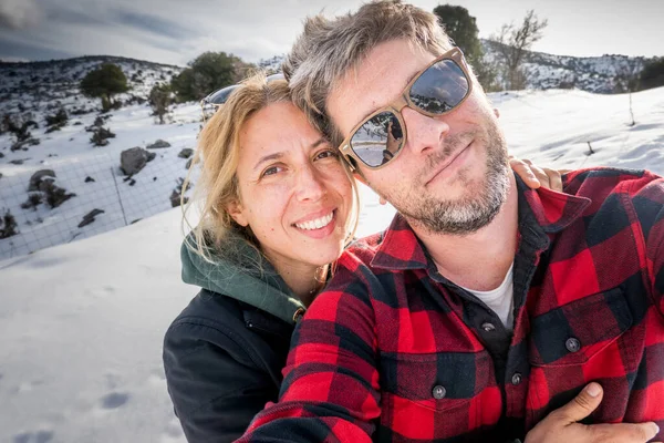 Mutlu Çift Karla Kaplı Dağda Selfie Çekiyor — Stok fotoğraf