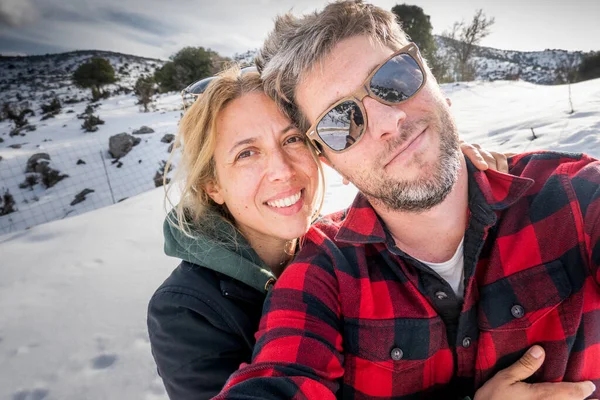 Mutlu Çift Karla Kaplı Dağda Selfie Çekiyor Stok Resim
