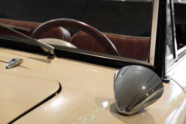 Müze, Brittany, Fransa 'da beyaz vintage arabanın ön camı ve direksiyonu