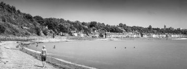 Sahilde yürüyen bir kadının panoramik görüntüsü, Brittany, Fransa