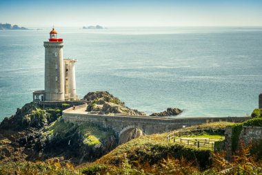 Deniz fenerinin deniz manzarası, Brittany, Fransa