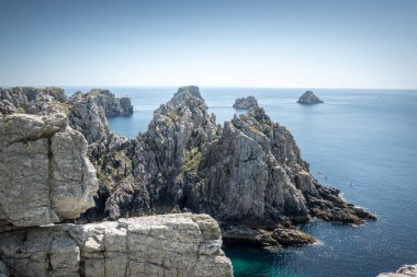 Denizde kayalık uçurumun manzarası, Brittany, Fransa