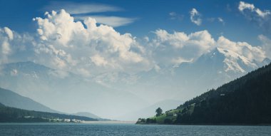 Nehrin dağ ve bulutlu gökyüzü manzarası, Avusturya