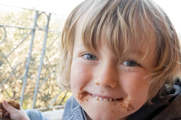 Närbild Pojken Äter Choklad Kaka — Stockfoto