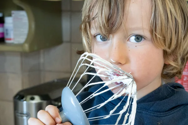 Portret Chłopca Degustującego Bitą Śmietanę Drutu Kuchni — Zdjęcie stockowe