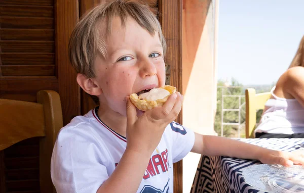 Retrato Menino Comendo Torta Restaurante — Fotografia de Stock