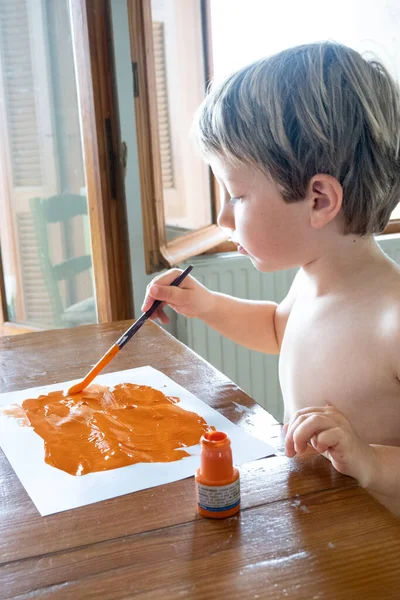 Kleine Jongen Schilderen Papier Met Behulp Van Penseel Thuis — Stockfoto