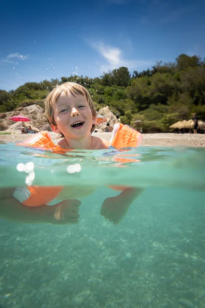 Retrato Niño Nadando Con Alas Inflables Mar —  Fotos de Stock