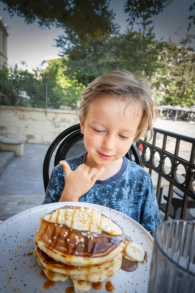Portret Chłopca Jedzącego Naleśniki Kawiarni Świeżym Powietrzu — Zdjęcie stockowe