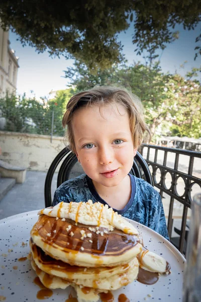 Porträtt Pojke Som Äter Pannkaka Uteservering — Stockfoto