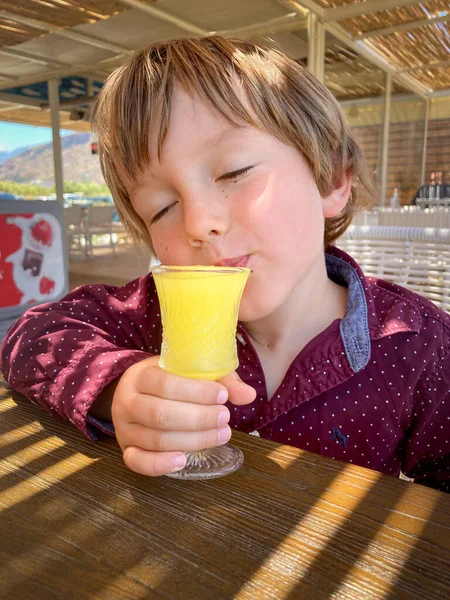 Pojke Kul Dricka Färsk Juice Restaurang — Stockfoto