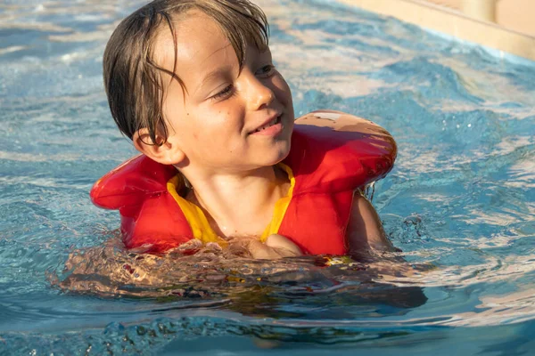 Pojke Med Uppblåsbara Flyta Simma Poolen — Stockfoto