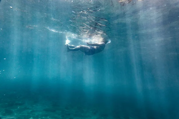 Junge Schwimmt Meerwasser — Stockfoto