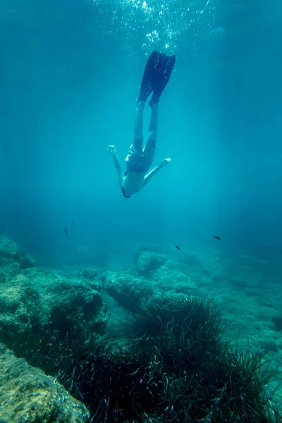 Chlapec Potápěčské Ploutve Plavání Směrem Oceánu — Stock fotografie