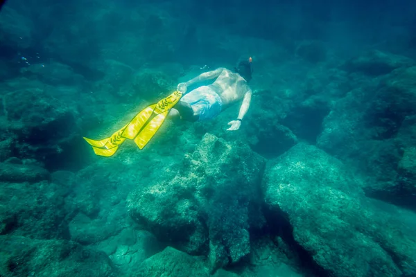 Chlapec Potápěčské Ploutve Plavání Směrem Oceánu — Stock fotografie