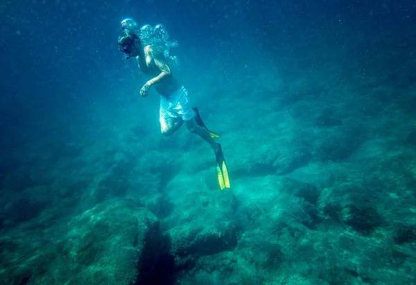 Junge Kurzen Hosen Schnorchelt Mit Taucherflossen Unter Wasser — Stockfoto