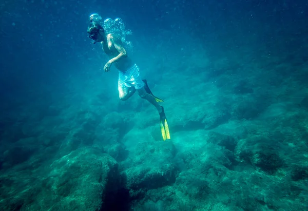 Niño Pantalones Cortos Buceando Con Aleta Buceo Bajo Mar — Foto de Stock