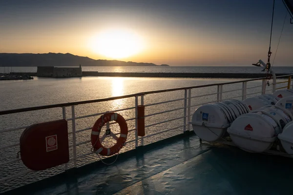 Günbatımında Atina Yunanistan Yelken Açan Geminin Can Simidi — Stok fotoğraf