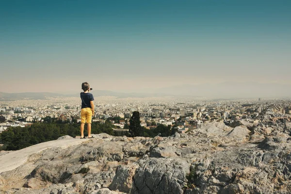 Vista Traseira Menino Que Fotografa Paisagem Urbana Com Câmera Atenas — Fotografia de Stock