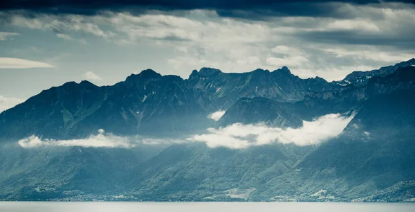 Prachtig Uitzicht Bergen Bedekt Met Wolken Zonnige Dag — Stockfoto