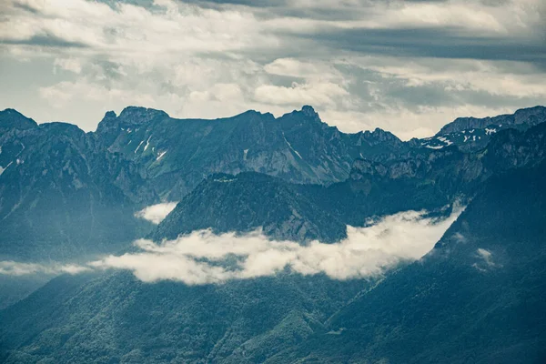 Прекрасный Вид Горы Покрытые Облаками Солнечный День — стоковое фото