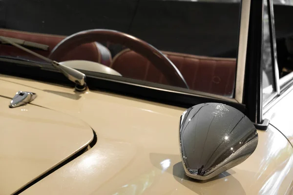 フランス ブルターニュ博物館での白いヴィンテージ車のフロントガラスとステアリングホイール — ストック写真