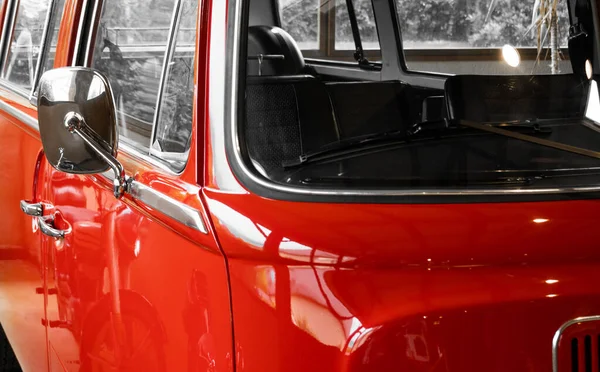 法国布列塔尼博物馆的红色古董车近景 — 图库照片