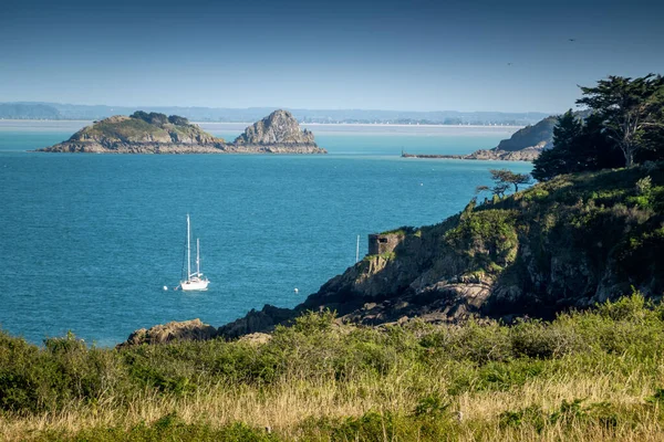 Scenic View Boat Sailing Cliff Sea Bretagne Frankrijk — Stockfoto