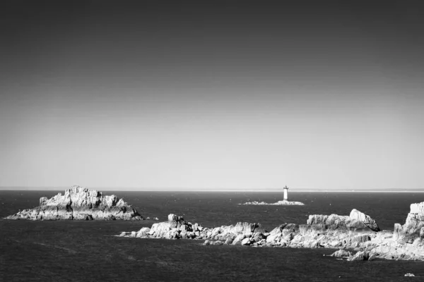 Veduta Del Faro Con Scogliera Rocciosa Sul Mare Contro Cielo — Foto Stock