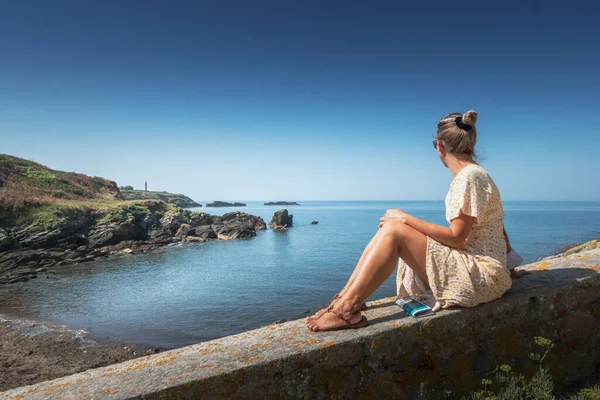 Vrouw Zittend Dijk Met Uitzicht Zee Bretagne Frankrijk — Stockfoto