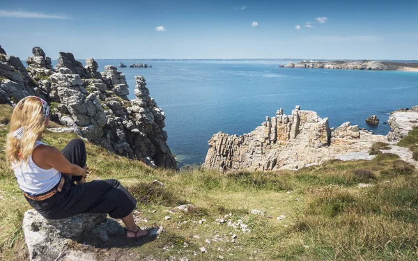 Zadní Pohled Ženu Při Pohledu Moře Brittany Francie — Stock fotografie