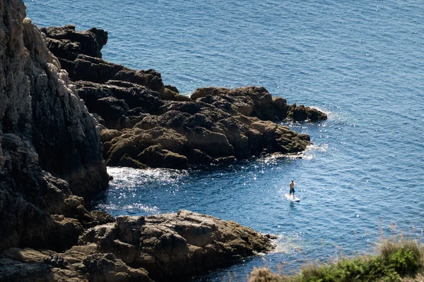 Высокоугольный Вид Человека Серфинге Море Бриттани Франция — стоковое фото